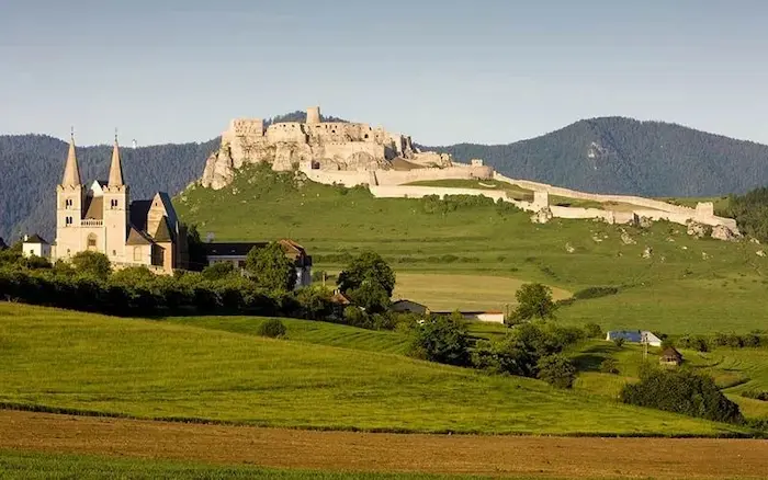 قلعه اسپیس، اسلواکی در ارتفاع زیاد و منطقه ای سرسبز 54125621565