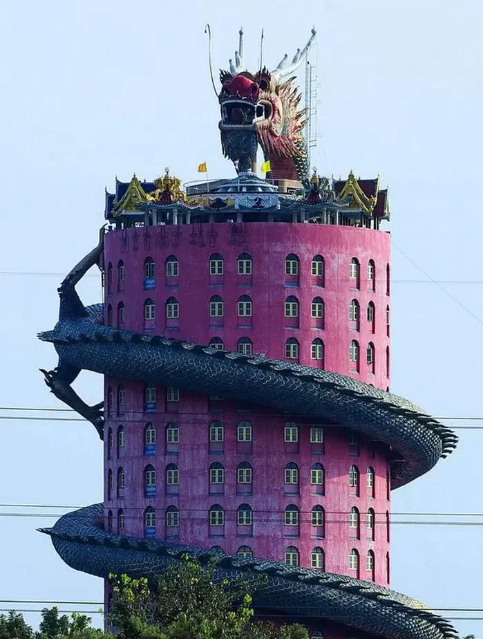 معبد ساختمان بلند با مجسمه ی اژدها دور ساختمان 542211525