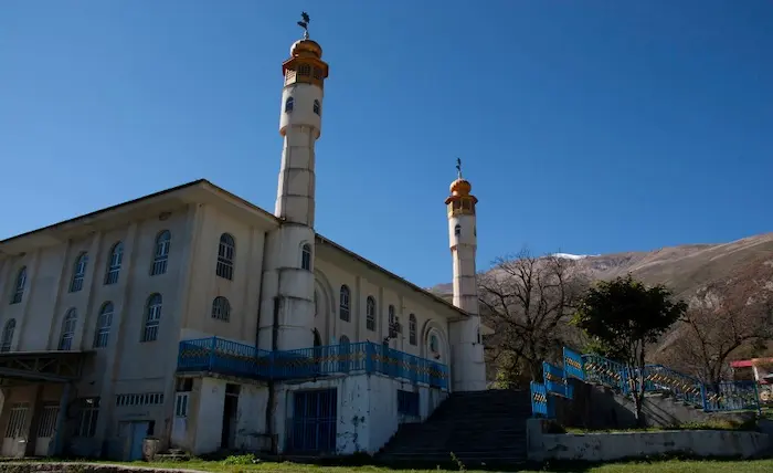 مسجد آدینه با طاقچه های بلند 526352156352625