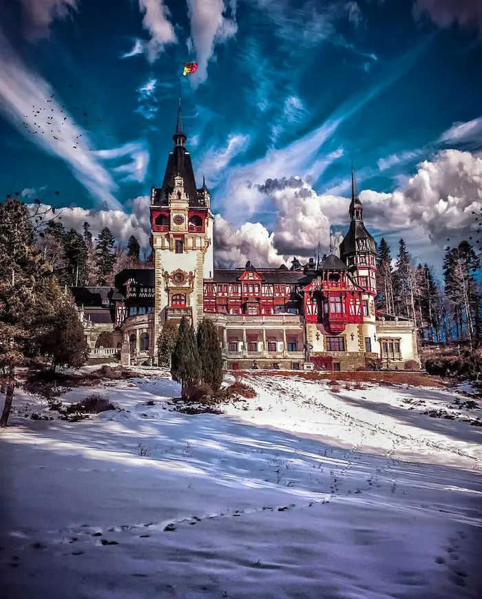 قصر بلس رومانی در زمین پوشیده شده از برف با آسمانی زیبا 74125385