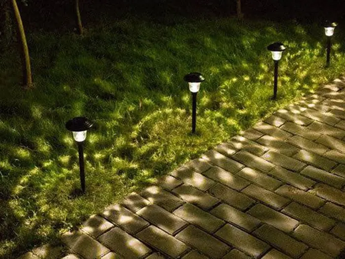 نورپردازی حیاط باغ ویلا با استفاده از چراغ های ایستاده 451463521635263
